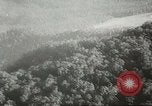 Standbild US Army Air Forces C-53 Flugzeuge drop liefert Kokoda New Guinea, 1942, aus Sekunde 20 historischem Filmmaterial Videoclip 65675059613