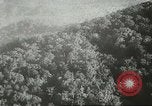 Standbild US Army Air Forces C-53 Flugzeuge drop liefert Kokoda New Guinea, 1942, aus Sekunde 22 historischem Filmmaterial Videoclip 65675059613