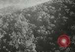 Standbild US Army Air Forces C-53 Flugzeuge drop liefert Kokoda New Guinea, 1942, aus Sekunde 23 historischem Filmmaterial Videoclip 65675059613