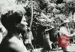 Standbild US Army Air Forces C-53 Flugzeuge drop liefert Kokoda New Guinea, 1942, aus Sekunde 25 historischem Filmmaterial Videoclip 65675059613