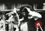 Standbild US Army Air Forces C-53 Flugzeuge drop liefert Kokoda New Guinea, 1942, aus Sekunde 28 historischem Filmmaterial Videoclip 65675059613
