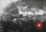 Standbild US Army Air Forces C-53 Flugzeuge drop liefert Kokoda New Guinea, 1942, aus Sekunde 33 historischem Filmmaterial Videoclip 65675059613
