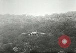 Standbild US Army Air Forces C-53 Flugzeuge drop liefert Kokoda New Guinea, 1942, aus Sekunde 35 historischem Filmmaterial Videoclip 65675059613