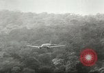 Standbild US Army Air Forces C-53 Flugzeuge drop liefert Kokoda New Guinea, 1942, aus Sekunde 36 historischem Filmmaterial Videoclip 65675059613