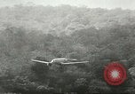 Standbild US Army Air Forces C-53 Flugzeuge drop liefert Kokoda New Guinea, 1942, aus Sekunde 37 historischem Filmmaterial Videoclip 65675059613