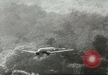 Standbild US Army Air Forces C-53 Flugzeuge drop liefert Kokoda New Guinea, 1942, aus Sekunde 38 historischem Filmmaterial Videoclip 65675059613