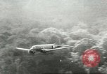 Standbild US Army Air Forces C-53 Flugzeuge drop liefert Kokoda New Guinea, 1942, aus Sekunde 39 historischem Filmmaterial Videoclip 65675059613