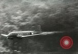Standbild US Army Air Forces C-53 Flugzeuge drop liefert Kokoda New Guinea, 1942, aus Sekunde 40 historischem Filmmaterial Videoclip 65675059613