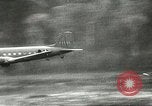 Standbild US Army Air Forces C-53 Flugzeuge drop liefert Kokoda New Guinea, 1942, aus Sekunde 41 historischem Filmmaterial Videoclip 65675059613