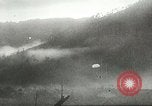 Standbild US Army Air Forces C-53 Flugzeuge drop liefert Kokoda New Guinea, 1942, aus Sekunde 43 historischem Filmmaterial Videoclip 65675059613