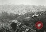 Standbild US Army Air Forces C-53 Flugzeuge drop liefert Kokoda New Guinea, 1942, aus Sekunde 47 historischem Filmmaterial Videoclip 65675059613