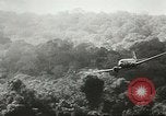 Standbild US Army Air Forces C-53 Flugzeuge drop liefert Kokoda New Guinea, 1942, aus Sekunde 48 historischem Filmmaterial Videoclip 65675059613