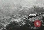 Standbild US Army Air Forces C-53 Flugzeuge drop liefert Kokoda New Guinea, 1942, aus Sekunde 49 historischem Filmmaterial Videoclip 65675059613