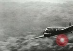 Standbild US Army Air Forces C-53 Flugzeuge drop liefert Kokoda New Guinea, 1942, aus Sekunde 50 historischem Filmmaterial Videoclip 65675059613