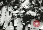Standbild US Army Air Forces C-53 Flugzeuge drop liefert Kokoda New Guinea, 1942, aus Sekunde 55 historischem Filmmaterial Videoclip 65675059613