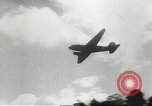 Standbild US Army Air Forces C-53 Flugzeuge drop liefert Kokoda New Guinea, 1942, aus Sekunde 58 historischem Filmmaterial Videoclip 65675059613