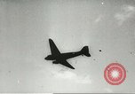 Standbild US Army Air Forces C-53 Flugzeuge drop liefert Kokoda New Guinea, 1942, aus Sekunde 59 historischem Filmmaterial Videoclip 65675059613