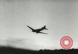 Standbild US Army Air Forces C-53 Flugzeuge drop liefert Kokoda New Guinea, 1942, aus Sekunde 60 historischem Filmmaterial Videoclip 65675059613