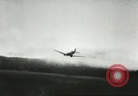 Standbild US Army Air Forces C-53 Flugzeuge drop liefert Kokoda New Guinea, 1942, aus Sekunde 61 historischem Filmmaterial Videoclip 65675059613
