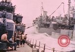 Standbild Segler in Higgins Boot von USS Cambria Pazifik, 1944, aus Sekunde 58 historischem Filmmaterial Videoclip 65675059653