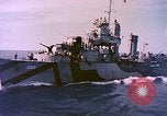 Image USS Drayton (DD-366) dans la peinture de camouflage de la Côte d'Iwo Jima Océan Pacifique, 1944, de la seconde 3 séquences d'archives historiques vidéo 65675059676