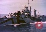Image USS Drayton (DD-366) dans la peinture de camouflage de la Côte d'Iwo Jima Océan Pacifique, 1944, de la seconde 4 séquences d'archives historiques vidéo 65675059676