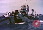 Image USS Drayton (DD-366) dans la peinture de camouflage de la Côte d'Iwo Jima Océan Pacifique, 1944, de la seconde 5 séquences d'archives historiques vidéo 65675059676
