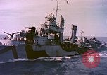 Image USS Drayton (DD-366) dans la peinture de camouflage de la Côte d'Iwo Jima Océan Pacifique, 1944, de la seconde 6 séquences d'archives historiques vidéo 65675059676