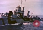 Image USS Drayton (DD-366) dans la peinture de camouflage de la Côte d'Iwo Jima Océan Pacifique, 1944, de la seconde 7 séquences d'archives historiques vidéo 65675059676