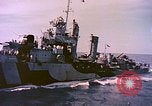 Image USS Drayton (DD-366) dans la peinture de camouflage de la Côte d'Iwo Jima Océan Pacifique, 1944, de la seconde 8 séquences d'archives historiques vidéo 65675059676