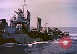 Image USS Drayton (DD-366) dans la peinture de camouflage de la Côte d'Iwo Jima Océan Pacifique, 1944, de la seconde 10 séquences d'archives historiques vidéo 65675059676