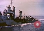 Image USS Drayton (DD-366) dans la peinture de camouflage de la Côte d'Iwo Jima Océan Pacifique, 1944, de la seconde 11 séquences d'archives historiques vidéo 65675059676