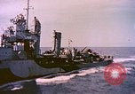 Image USS Drayton (DD-366) dans la peinture de camouflage de la Côte d'Iwo Jima Océan Pacifique, 1944, de la seconde 12 séquences d'archives historiques vidéo 65675059676