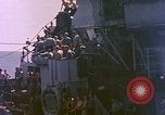 Image USS Drayton (DD-366) dans la peinture de camouflage de la Côte d'Iwo Jima Océan Pacifique, 1944, de la seconde 14 séquences d'archives historiques vidéo 65675059676