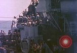 Image USS Drayton (DD-366) dans la peinture de camouflage de la Côte d'Iwo Jima Océan Pacifique, 1944, de la seconde 15 séquences d'archives historiques vidéo 65675059676