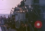 Image USS Drayton (DD-366) dans la peinture de camouflage de la Côte d'Iwo Jima Océan Pacifique, 1944, de la seconde 17 séquences d'archives historiques vidéo 65675059676