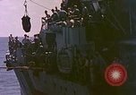 Image USS Drayton (DD-366) dans la peinture de camouflage de la Côte d'Iwo Jima Océan Pacifique, 1944, de la seconde 19 séquences d'archives historiques vidéo 65675059676