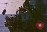 Image USS Drayton (DD-366) dans la peinture de camouflage de la Côte d'Iwo Jima Océan Pacifique, 1944, de la seconde 20 séquences d'archives historiques vidéo 65675059676