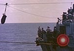 Image USS Drayton (DD-366) dans la peinture de camouflage de la Côte d'Iwo Jima Océan Pacifique, 1944, de la seconde 24 séquences d'archives historiques vidéo 65675059676