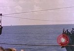 Image USS Drayton (DD-366) dans la peinture de camouflage de la Côte d'Iwo Jima Océan Pacifique, 1944, de la seconde 28 séquences d'archives historiques vidéo 65675059676