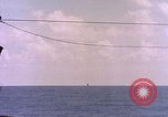 Image USS Drayton (DD-366) dans la peinture de camouflage de la Côte d'Iwo Jima Océan Pacifique, 1944, de la seconde 32 séquences d'archives historiques vidéo 65675059676