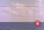 Image USS Drayton (DD-366) dans la peinture de camouflage de la Côte d'Iwo Jima Océan Pacifique, 1944, de la seconde 33 séquences d'archives historiques vidéo 65675059676