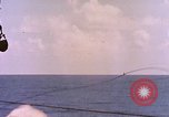 Image USS Drayton (DD-366) dans la peinture de camouflage de la Côte d'Iwo Jima Océan Pacifique, 1944, de la seconde 34 séquences d'archives historiques vidéo 65675059676