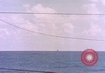 Image USS Drayton (DD-366) dans la peinture de camouflage de la Côte d'Iwo Jima Océan Pacifique, 1944, de la seconde 37 séquences d'archives historiques vidéo 65675059676