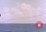 Image USS Drayton (DD-366) dans la peinture de camouflage de la Côte d'Iwo Jima Océan Pacifique, 1944, de la seconde 38 séquences d'archives historiques vidéo 65675059676