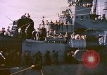 Image USS Drayton (DD-366) dans la peinture de camouflage de la Côte d'Iwo Jima Océan Pacifique, 1944, de la seconde 39 séquences d'archives historiques vidéo 65675059676