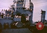 Image USS Drayton (DD-366) dans la peinture de camouflage de la Côte d'Iwo Jima Océan Pacifique, 1944, de la seconde 48 séquences d'archives historiques vidéo 65675059676