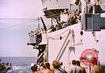 Image USS Drayton (DD-366) dans la peinture de camouflage de la Côte d'Iwo Jima Océan Pacifique, 1944, de la seconde 56 séquences d'archives historiques vidéo 65675059676