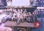 Image Le Capitaine de corvette Eddie Peabody et la troupe de divertir les marins Ulithi Îles Caroline, 1944, de la seconde 7 séquences d'archives historiques vidéo 65675059677