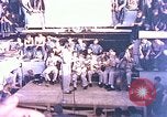 Image Le Capitaine de corvette Eddie Peabody et la troupe de divertir les marins Ulithi Îles Caroline, 1944, de la seconde 16 séquences d'archives historiques vidéo 65675059677